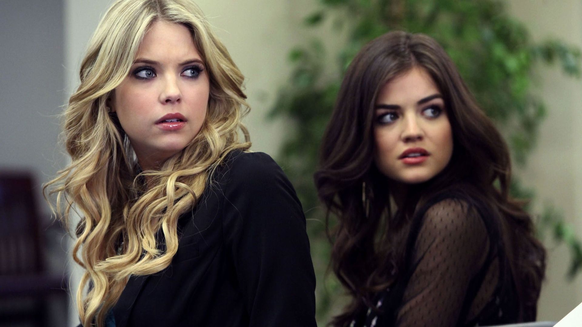 Pretty Little Liars background