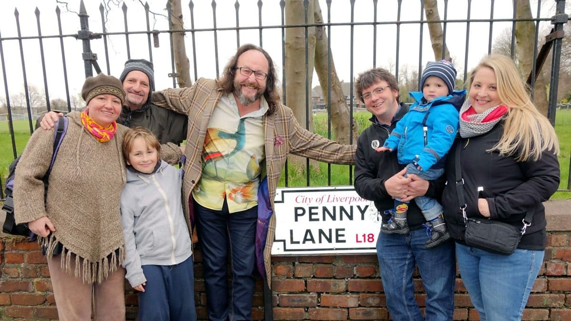 The Hairy Bikers' Pubs That Built Britain background