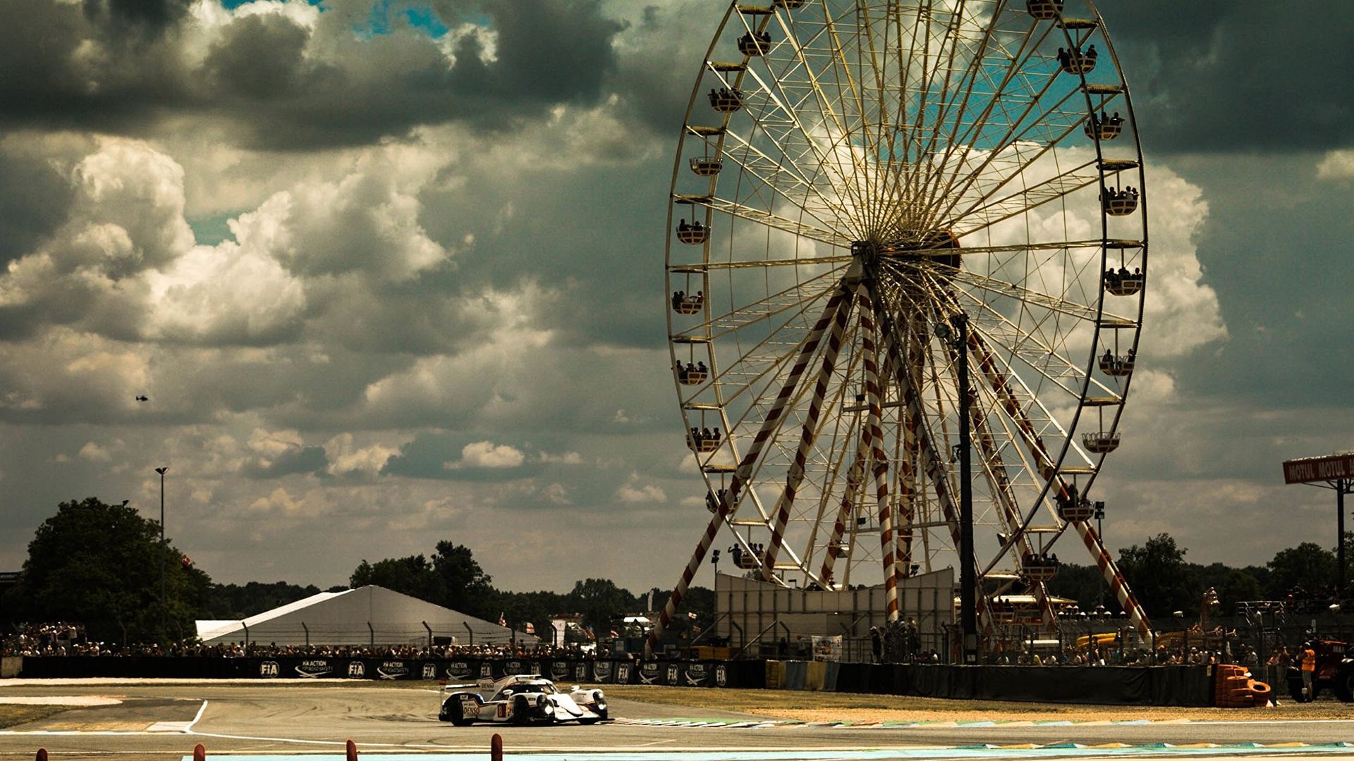 Le Mans: Racing Is Everything background