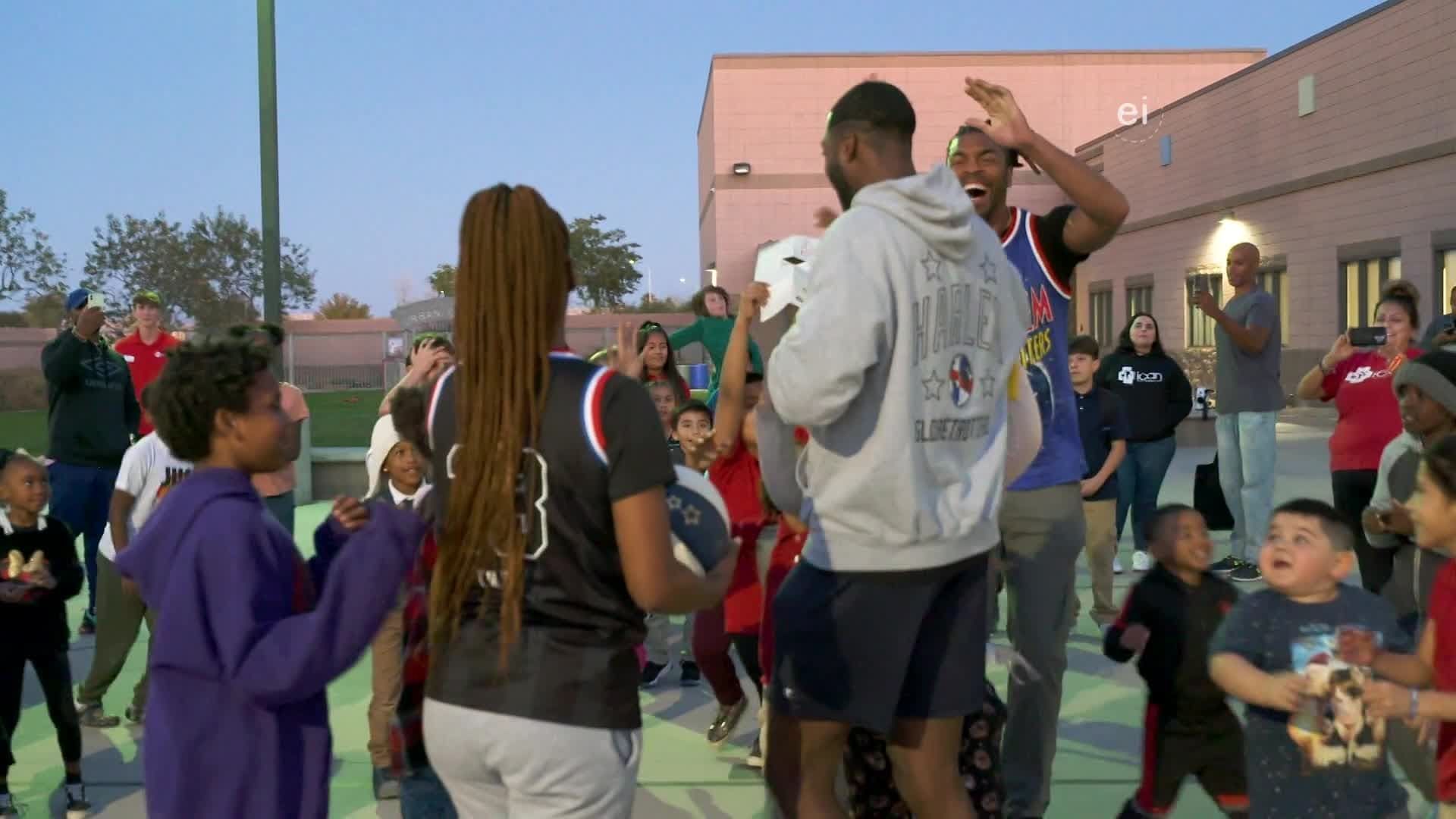 Harlem Globetrotters: Play It Forward background