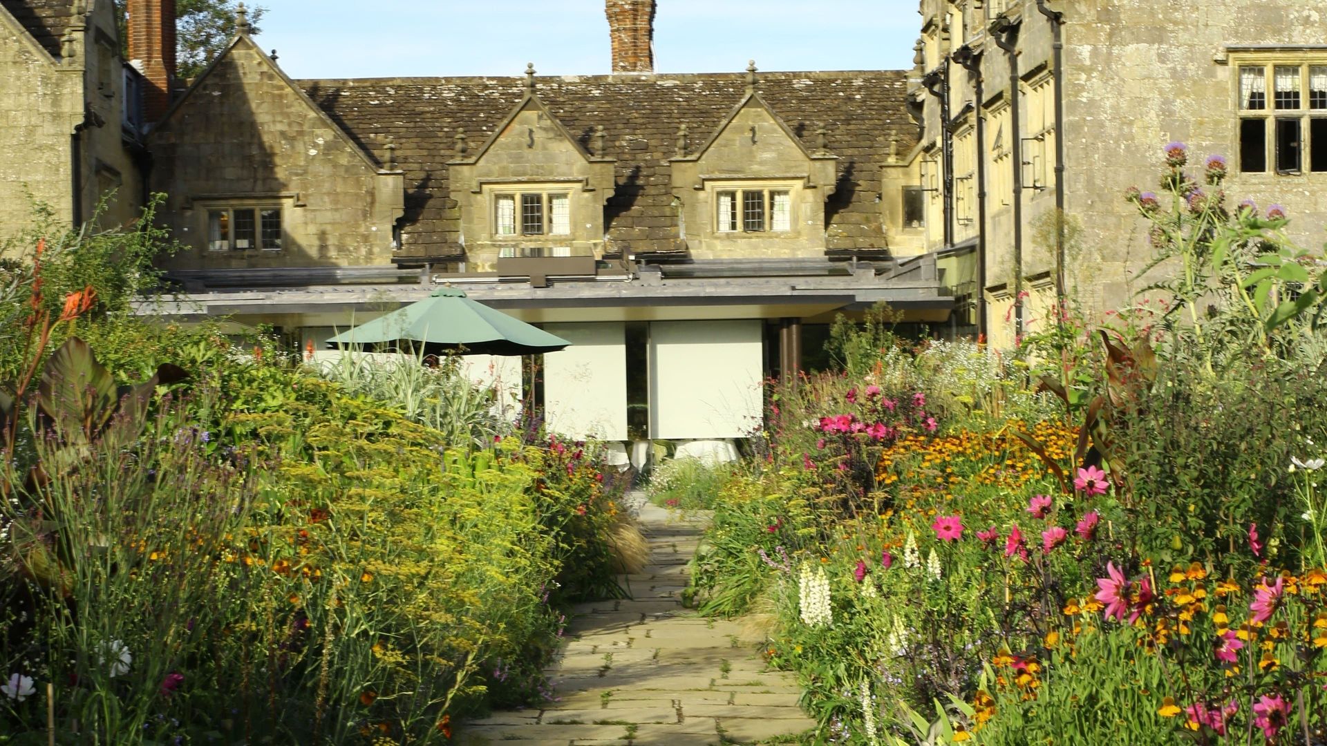 Great British Gardens: Season by Season with Carol Klein background