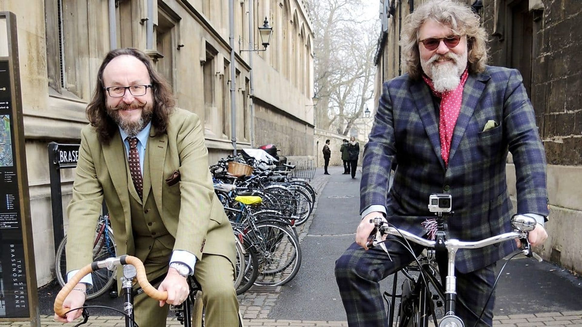 The Hairy Bikers' Pubs That Built Britain background