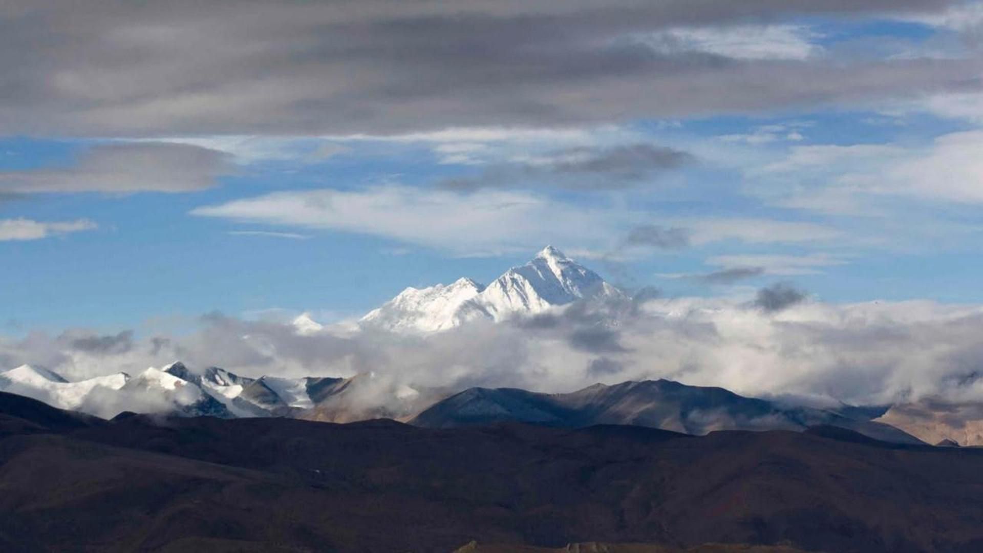 Into Thin Air: Death on Everest background