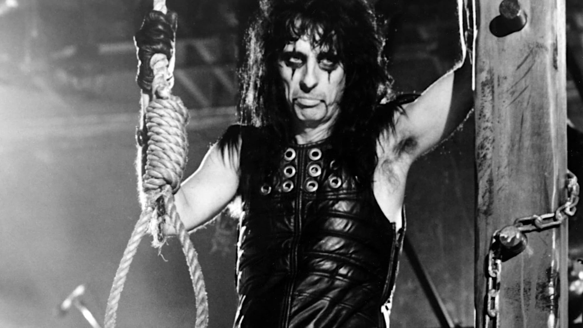 Alice Cooper: The Nightmare Returns background