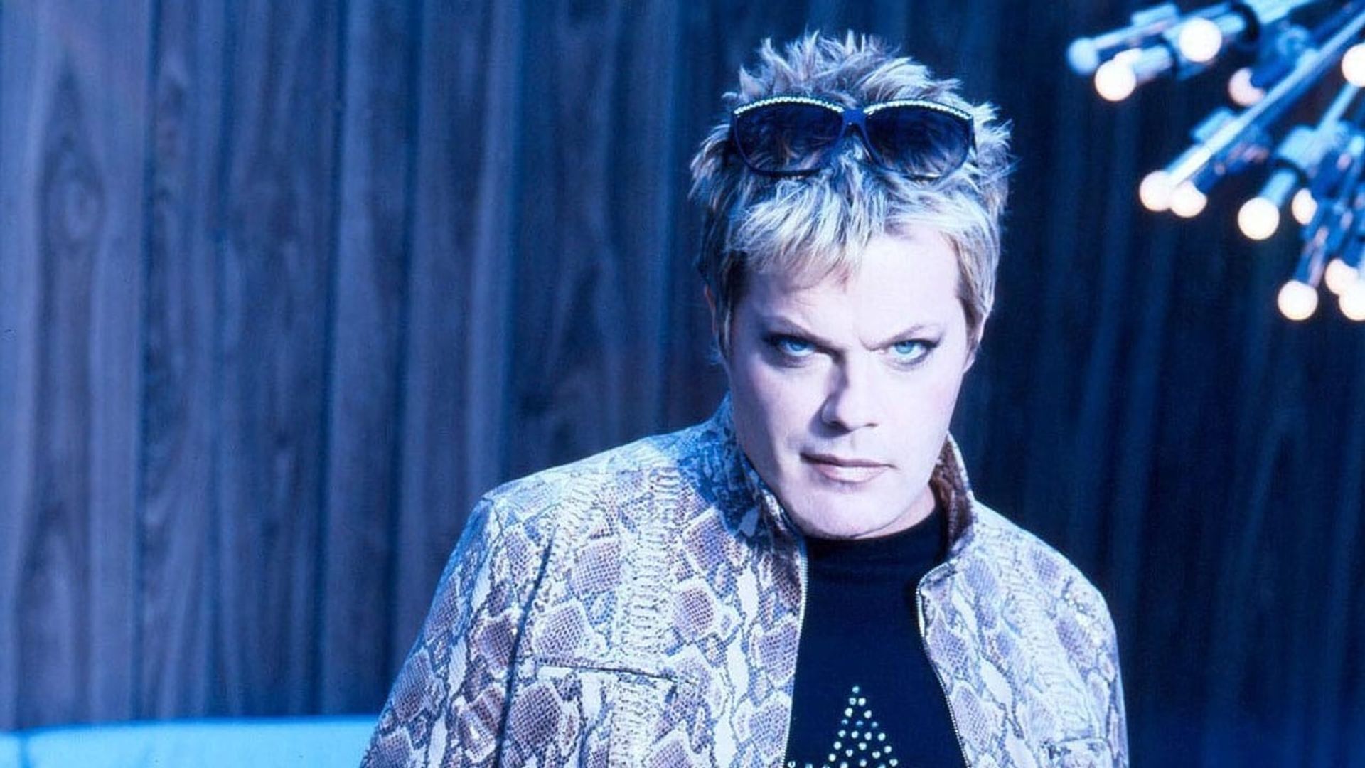 Eddie Izzard: Circle background