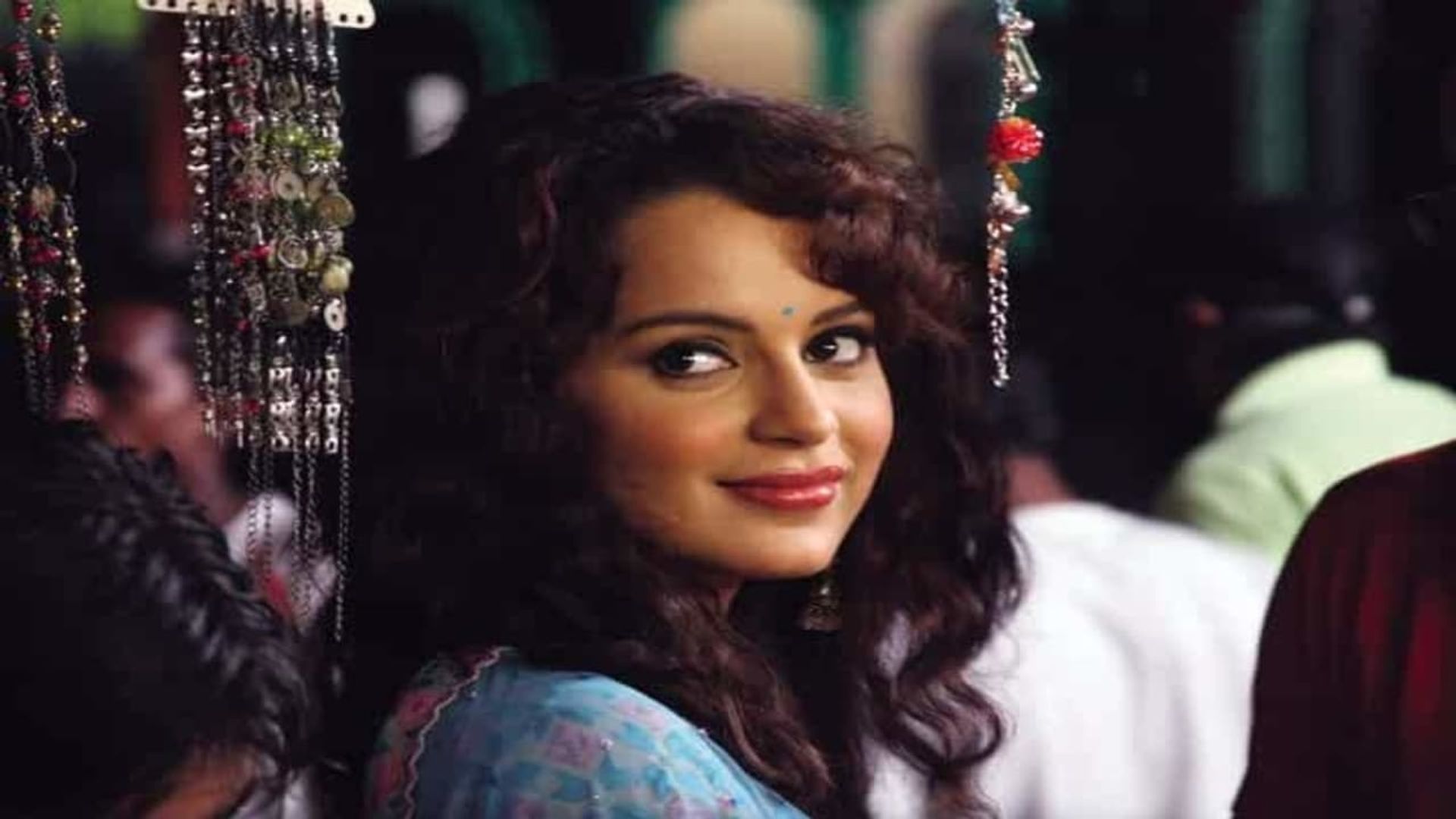 Tanu Weds Manu background