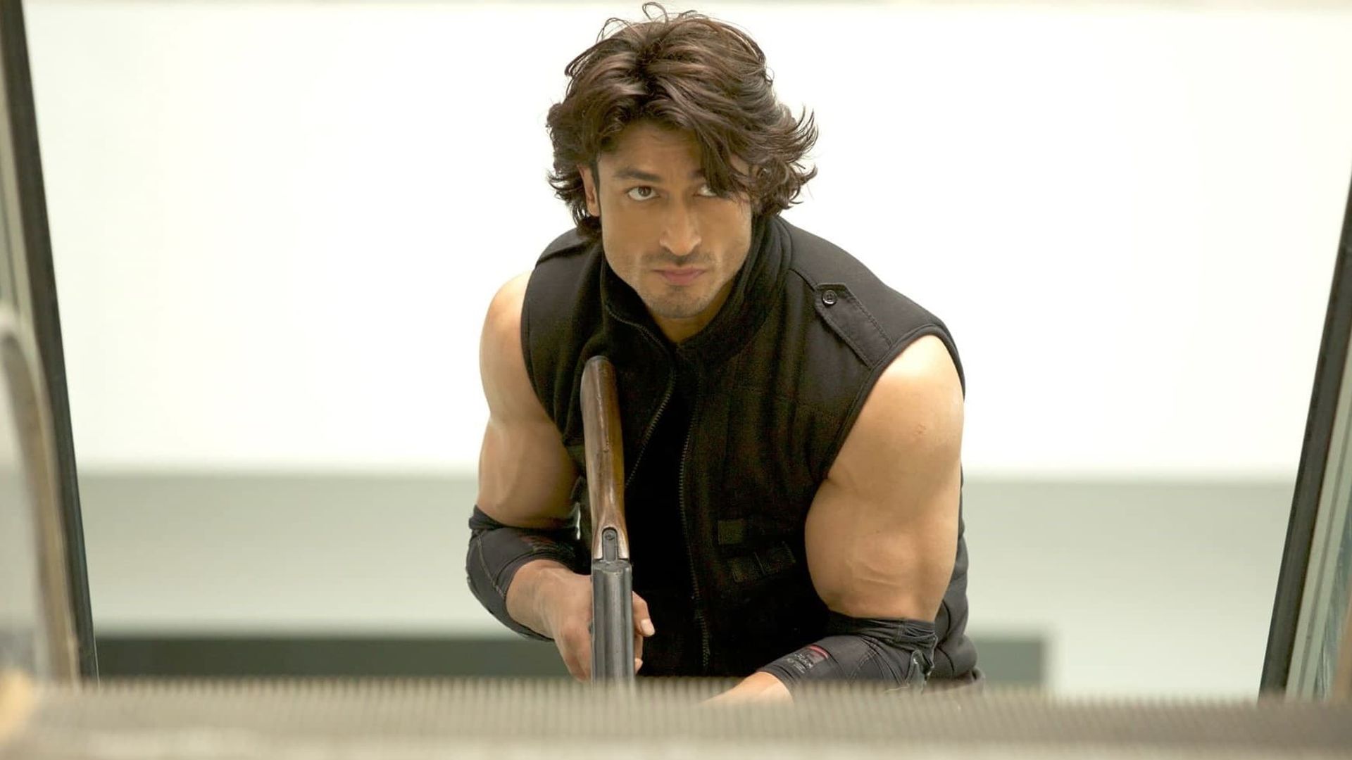 Commando 2 background