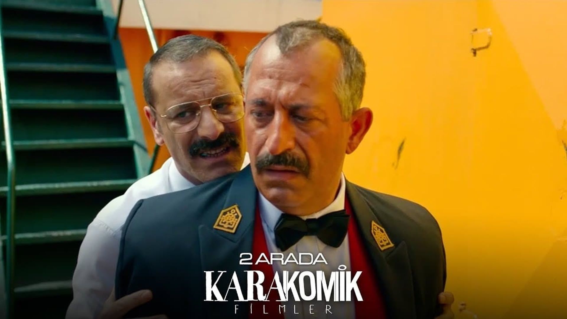 Karakomik Filmler: 2 Arada background