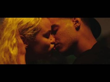 WHITE GIRL Clip - First Kiss