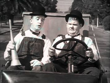 Laurel & Hardy - Stan's Good Idea (Towed In A Hole)